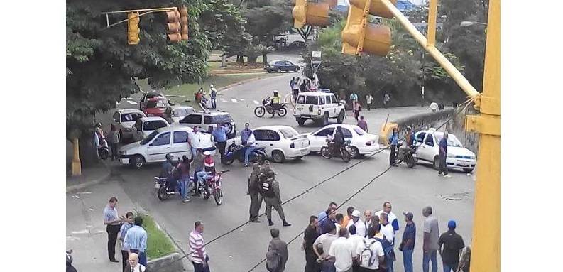 Este lunes en la mañana se registró una protesta por parte de los taxistas del municipio El Hatillo a causa de la inseguridad
