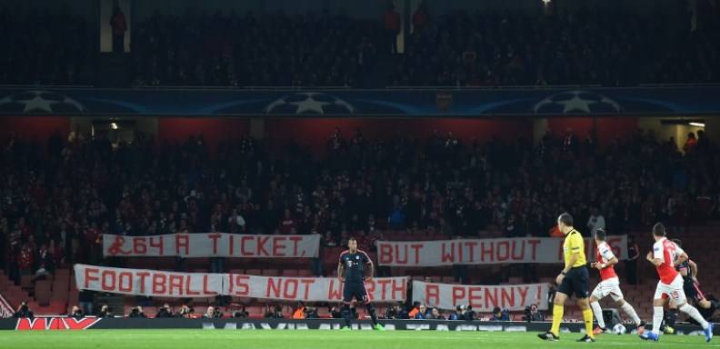 Aficionados del Bayern Múnich ingresaron cinco minutos después del pitido inicial al Emirates Stadium como protesta por el alto precio de las entradas