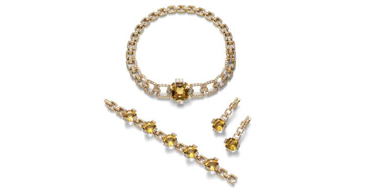 El collar, la pieza estrella de la colección, rodea el cuello con un espléndido diseño de formas sinuosas en dégradé