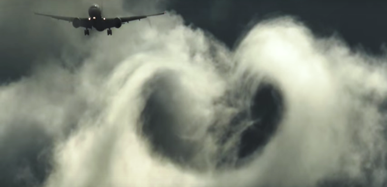 El avión dibujó el corazón durante un vuelo