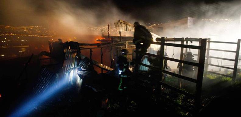 Levantan la alerta roja tras controlar incendio en Valparaíso