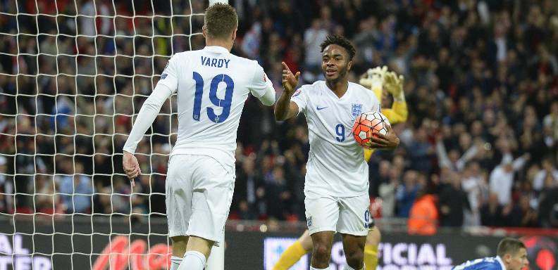 Inglaterra prosiguió su inmaculado camino hacia la Eurocopa de Francia, tras sumar su noveno triunfo al imponerse este viernes por 2-0 a Estonia