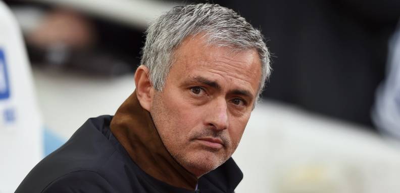 José Mourinho vive sus días más difíciles en el Chelsea desde que en pusiera fin “de mutuo acuerdo” a su primera etapa en Stamford Bridge