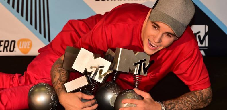 Justin Bieber posó con los premios que MTV realizó este año en Milán, Italia