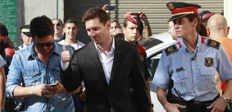 La Fiscalía española pide 18 meses de prisión para el padre del delantero del Barcelona Lionel Messi por defraudar 4,1 millones de euros a Hacienda, mientras solicita el archivo de la causa para el futbolista argentino
