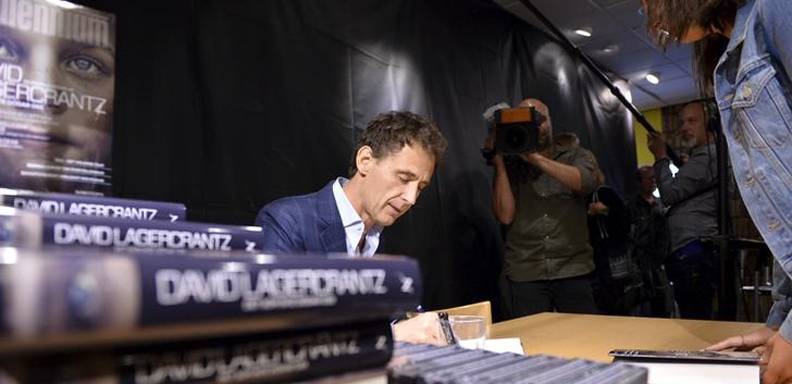El autor sueco David Lagercrantz firmando ejemplares del cuarto libro de la saga Millennium en Estocolmo