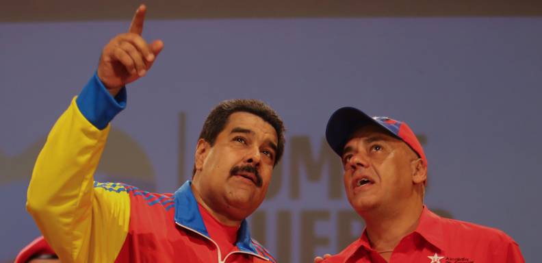 Maduro instó a los militantes del partido de gobierno a "no bajar la guardia" el 6D