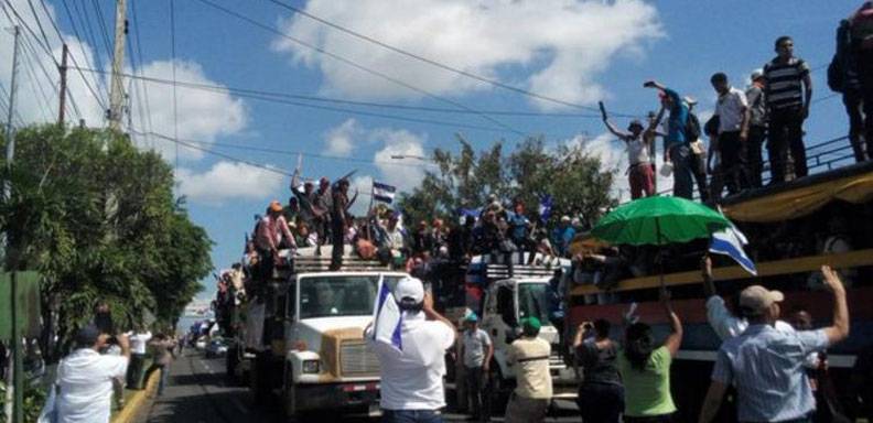 Un camión pasó lanzando piedras contra los que se manifestaron en contra del canal interoceánico de Nicaragua /Foto: Twitter