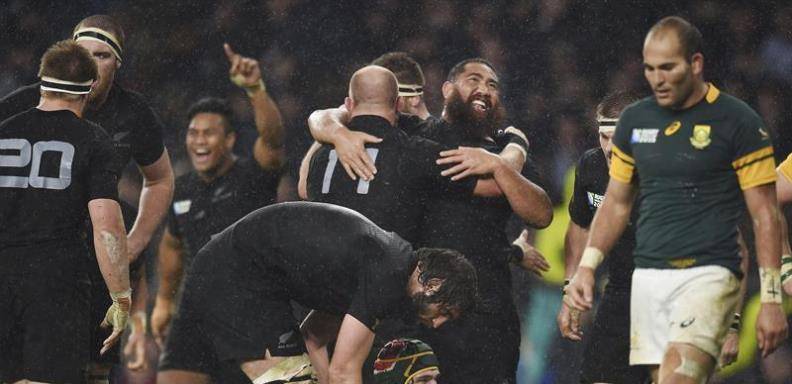 Los All Blacks se impusieron hoy en la primera de las semifinales de la Copa del Mundo de rugby a unos valientes Springboks por 18-20 y defenderán su titulo