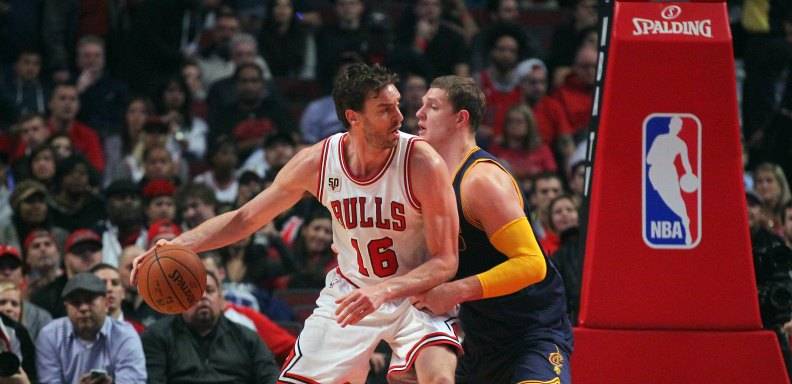 Por su parte, el alero LeBron James comenzó la temporada con la derrota de su equipo, los Cavaliers de Cleveland, ante los Bulls de Chicago