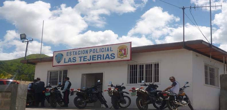 Este domingo en la madrugada varios sujetos disparon frente a la sede de Poliaragua, ubicada en el sector Las Tejería resultando tres oficiales heridos