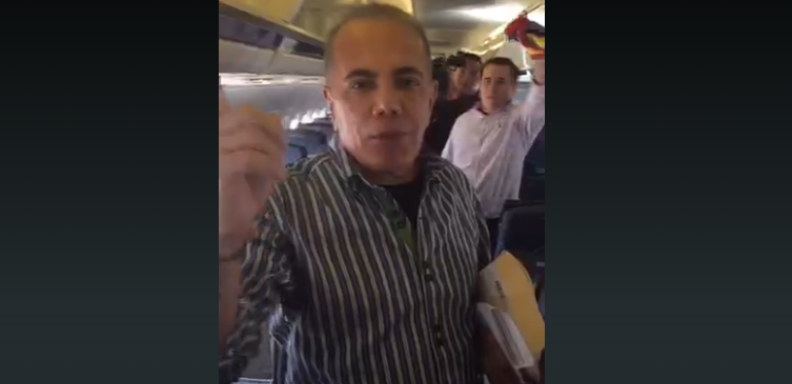 Manuel Rosales declarando antes de salir del avión, minutos después que aterrizó en Venezuela. Foto Periscope
