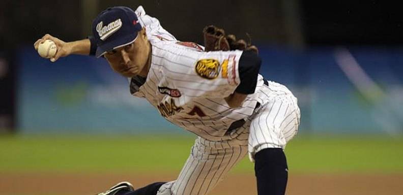 El lanzador japonés Shunsuke Watanabe fue puesto en lista de 14 por los Leones del Caracas, actual lider del campeonato de la pelota rentada
