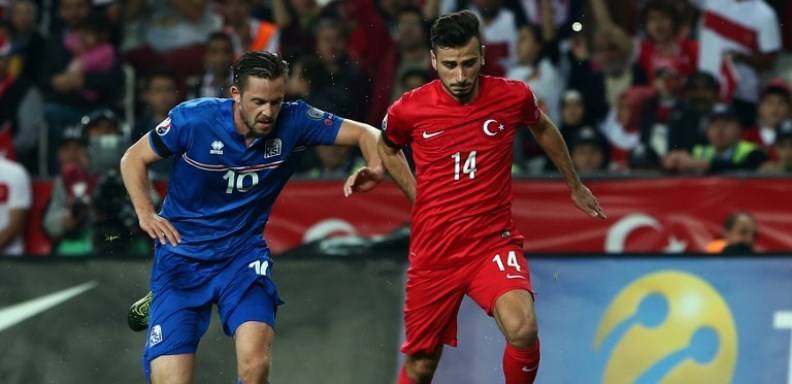 Un gol de falta de Selcuk Inan a falta de un minuto para la conclusión del encuentro dio a Turquía la clasificación directa para la Eurocopa