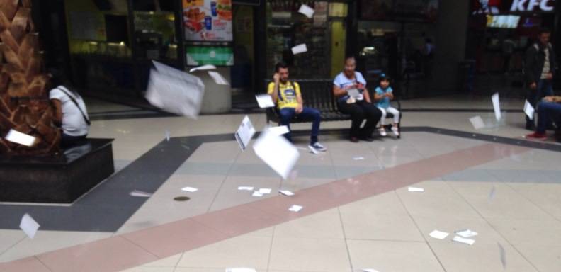 Panfletos que dejaron caer los estudiantes de la USB en los centros comerciales. Foto cortesía de USB