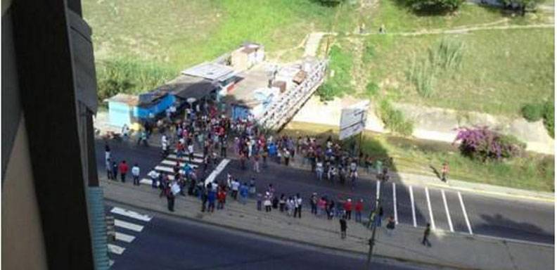 Trancaron entradas de Caricuao en protesta por la inseguridad