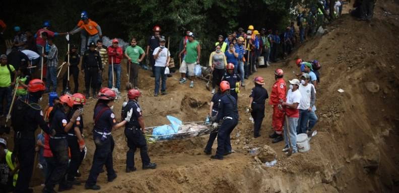 El número de muertos a causa de un deslave que se tragó parte de una aldea periférica de la capital guatemalteca aumentó a 56, mientras unas 350 personas continúan desaparecidas tras quedar sepultadas 125 casas/ Foto: AFP