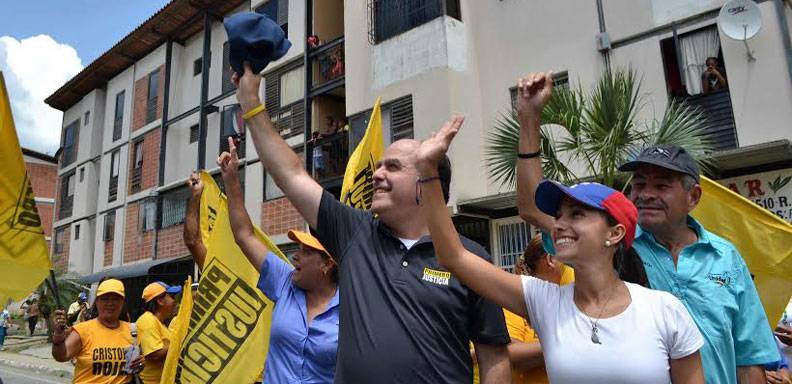 Julio Borges se comprometió a trabajar desde la nueva AN para otorgar los ttulos de propiedad de las casas de los venezolanos mediante la Ley de Barrios /Foto: Primero Justicia