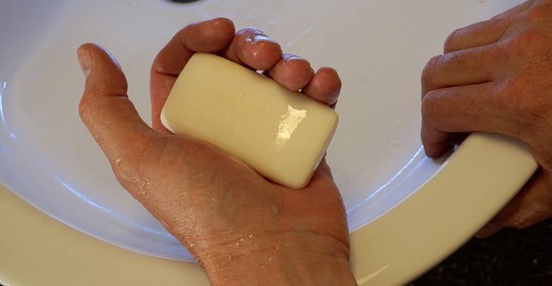 El lavado de manos con jabón antes de comer o después de ir al baño contribuye a reducir el número de casos de infecciones agudas