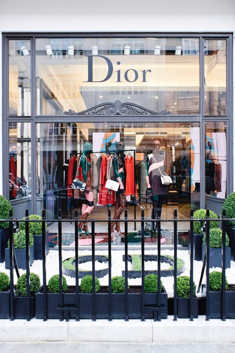 La pop up store de Dior recibe a sus visitantes con un jardín que lleva su emblema hecho de las plantas/ Foto: Cortesía