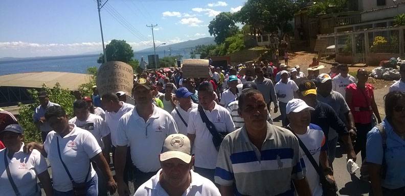 Trabajadores de Atún Margarita marcharon en protesta pacífica tras anunciar la paralización total de la producción /Foto: Cortesía