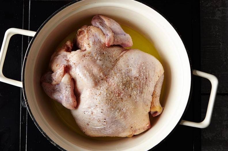 Dore el pollo en mantequilla o aceite de oliva previamente salpimentado/ Foto: Bobbi Lin