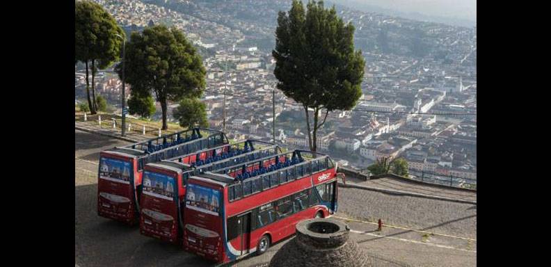 En el sur de Ecuador, un autobus cayó al abismo y dejó ocho