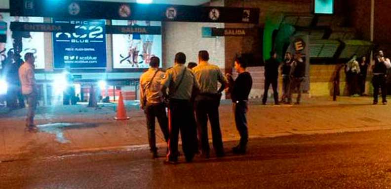 Dos antisociales murieron luego de enfrentarse con el Cicpc en el estacionamiento del Centro Comercial Tolón /Foto: Twitter