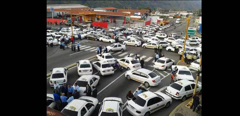 Distintos puntos de la ciudad de Mérida amanecieron trancados luego de que Líneas Unificadas de Taxistas tomaran las calles para protestar contra la inseguridad que sufren diariamente/ Foto: @leoperiodista