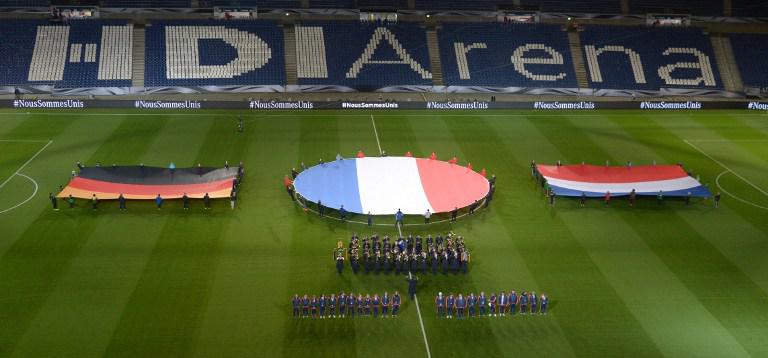 Los espectadores presentes en el estadio, que iban a rendir homenaje a las víctimas de París, fueron evacuados del recinto