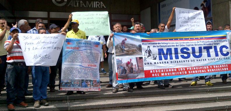 Cerca de 1.000 trabajadores, provenientes de Caracas, Vargas y Miranda, afiliados al Movimiento de Integración Socialista Unido de Trabajadores y Trabajadoras de la Industria de la Construcción (Misutic) protestaron frente a la sede de la Cámara de Construcción en Altamira