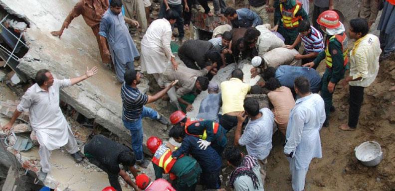 Derrumbe en fábrica de Pakistán deja al menos 16 muertos