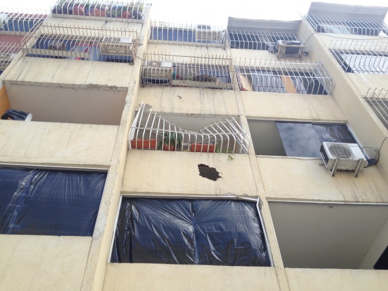 Las ventanas de los apartamentos de la Torre B explotaron y las rejas quedaron dobladas a consecuencia del incidente 