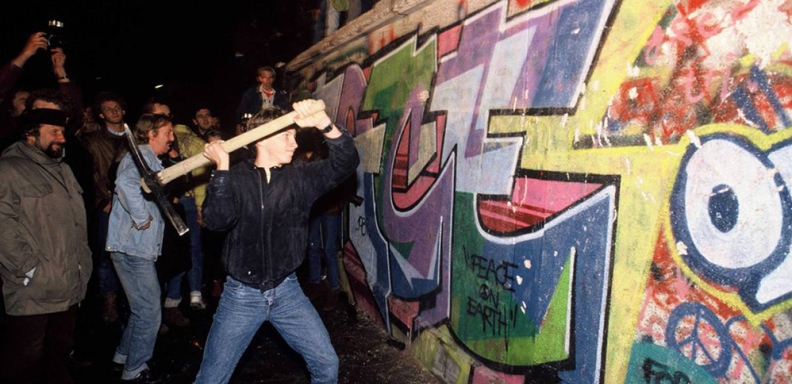 Momentos en que fue destruido el Muro de Berlin el 9 de noviembre de 1989. Foto Ciencia1.com