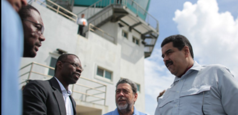 El presidente Maduro (D) y el primer ministro de San Vicente y las Granadinas, Ralph Gonsalves (C). Foto Cancillería