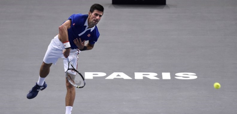 Novak Djokovic, defensor del título, derrotó al brasileño Thomaz Bellucci por 7-5 y 6-3 en una hora y 34 minutos en su debut en el Masters 1.000 de París