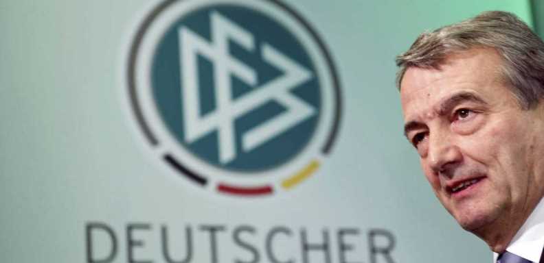 El presidente de la Federación Alemana de Fútbol (DFB),Wolfgang Niersbach, anunció este lunes su dimisión, consecuencia del presunto escándalo de corrupción