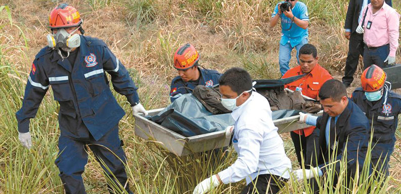 Policía Científica traslada un cadáver hallado en los matorrales
