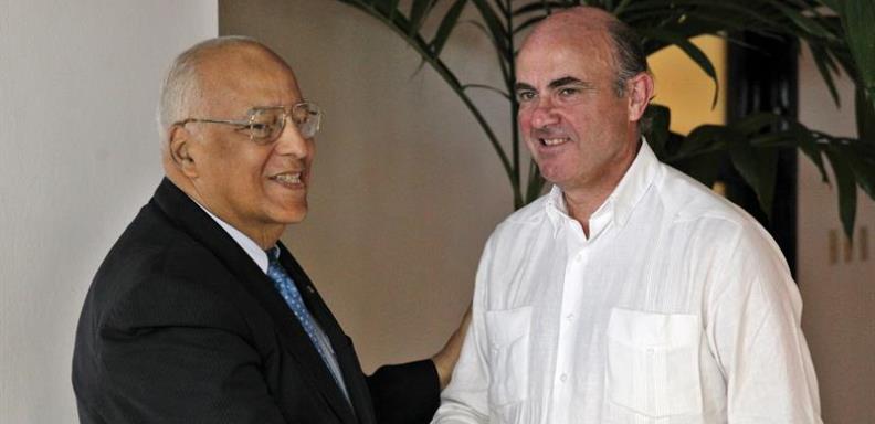 El ministro de Economía y Competitividad de España Luis De Guindos (D) saluda al vicepresidente cubano Ricardo Cabrisas (I)-Deuda . Foto EFE