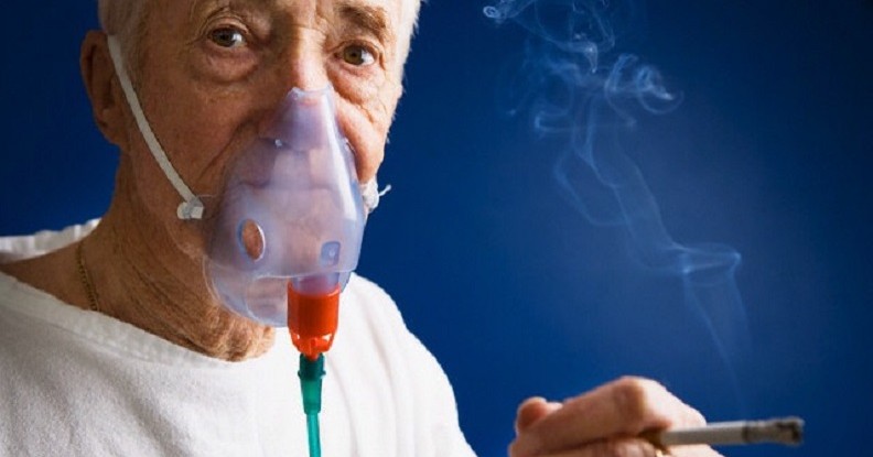 Entre los síntomas que destacan de la enfermedad están: tos crónica, disnea (dificultad para respirar) y expectoración.