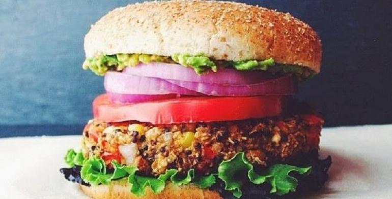 La ocasión puede ser entonces propicia, según el chef, para utilizar "la hamburguesa de quinua como una deliciosa herramienta para que abra una ventana donde todo sea 'hamburgueseable', no solo la quinua, todo el mundo vegetal".
