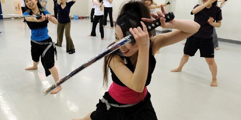 El nipón Ukon Takafuji, un bailarían especializado en danza con espada japonesa, ha ideado un innovador programa para ejercitarse