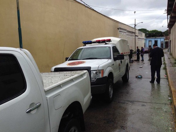 Un grupo de vecinos de la esquina de San Vicente, ubicada en La Pastora localizaron el cadáver de un hombre parcialmente carbonizado dentro de un contenedor de basura.