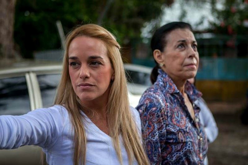 La Mesa de la Unidad Democrática (MUD) denunció a través de su cuenta en Twitter @unidadvenezuela que la activista de DD.HH, Lilian Tintori, fue retenida en el aeropuerto de Margarita