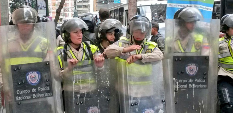 Funcionarios policiales reprimieron protesta de universitarios frente a la Vicepresidencia/ Foto: Twitter