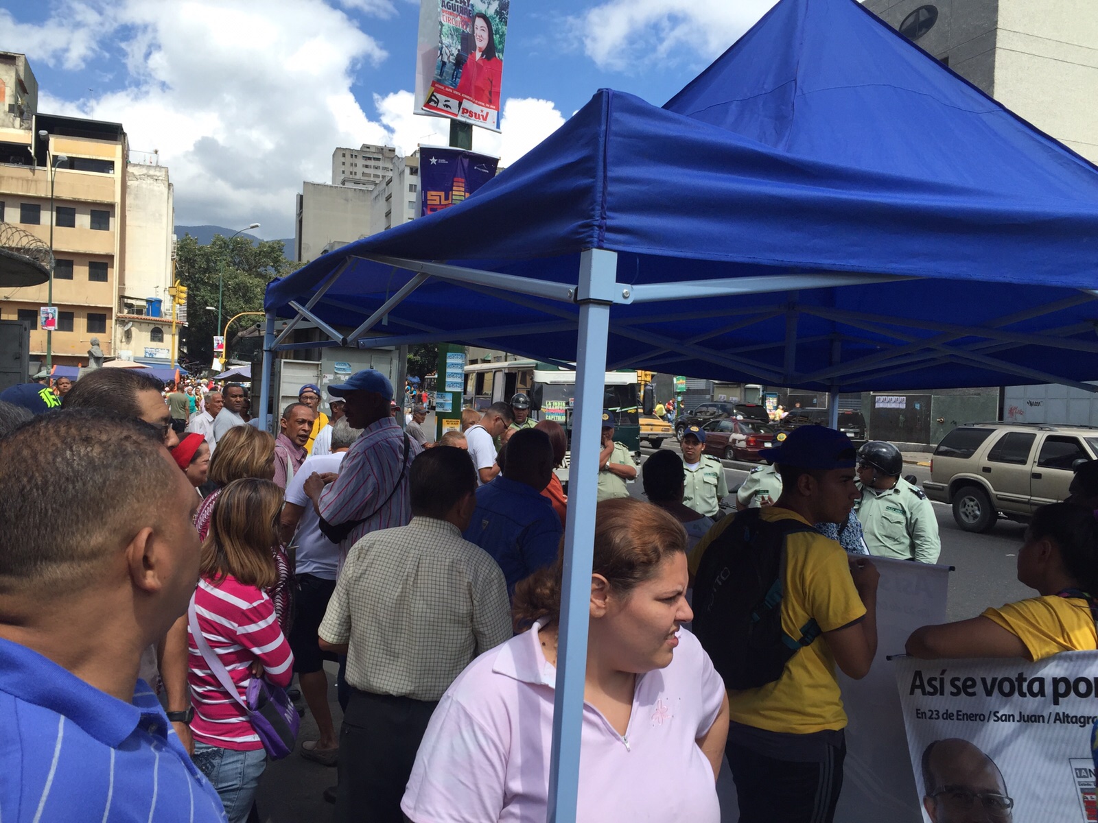 Al mediodía de este viernes, un grupo de 15 efectivos de la Policía de Caracas levantó de manera arbitraria un toldo de información de la Mesa de la Unidad Democrática (MUD) que se encontraba frente al mercado de Quinta Crespo con militantes de distintos partidos de la coalición opositora.