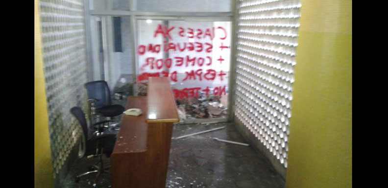 Atacan y secuestran a estudiantes y autoridades en el edificio del Rectorado de la UCV /Foto: @FJMatheus