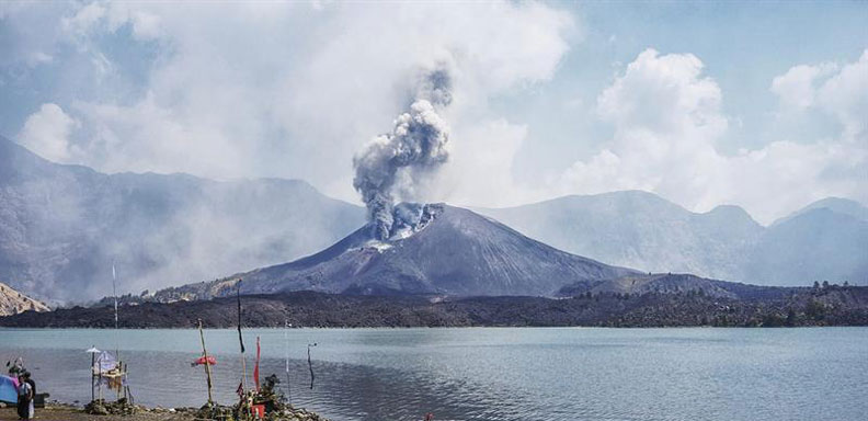 El volcán Rinjani entró en actividad y ocasionó el cierre de aeropuertos en Indonesia/ Foto: EFE