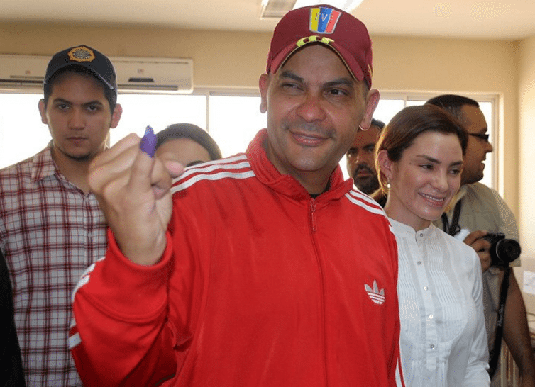 El diputado oficialista Omar Prieto, principal en la lista del Partido Socialista Unido de Venezuela, renunció a su curul para continuar dirigiendo los destinos del municipio San Francisco en el estado Zulia
