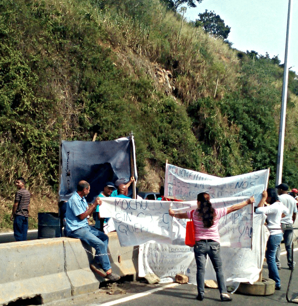 Habitantes del sector El Cuji de la carretera Panamericana, quienes fueron desalojados el pasado 24 de julio luego de un Operativo de Liberación del Pueblo (OLP), trancaron la vía en un sentido por no haber sido incluidos en censo de la Gran Misión Vivienda Venezuela (GMVV).